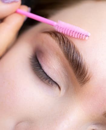 Laminación de cejas para un efecto definido y natural