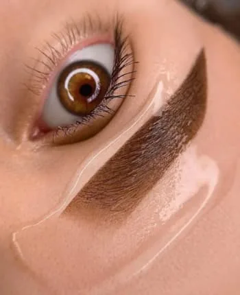 Cejas con efecto polvo, una técnica moderna de micropigmentación